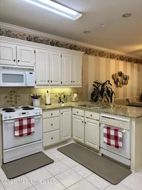 Kitchen - 122 Pavilion Dr, Brandon, MS 39042 photo 1 of 3