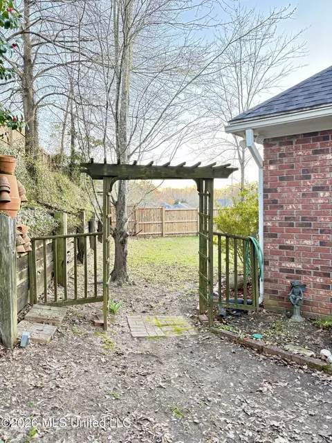 Exterior - 122 Pavilion Dr, Brandon, MS 39042 photo 5 of 6