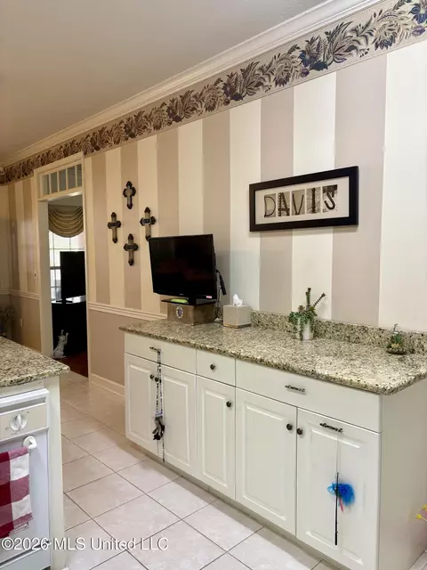 Kitchen - 122 Pavilion Dr, Brandon, MS 39042 photo 2 of 3