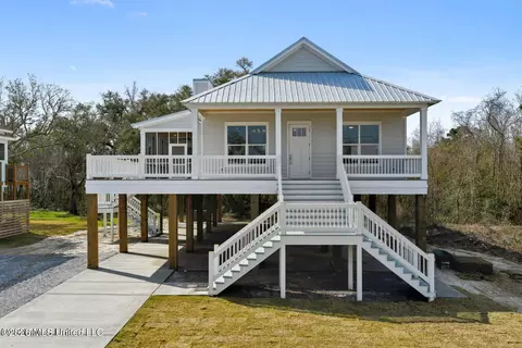 116 Bay Oaks Dr, Bay Saint Louis, MS 39520