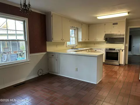 Kitchen - 1424 E Northside Dr, Jackson, MS 39211 photo 2 of 5