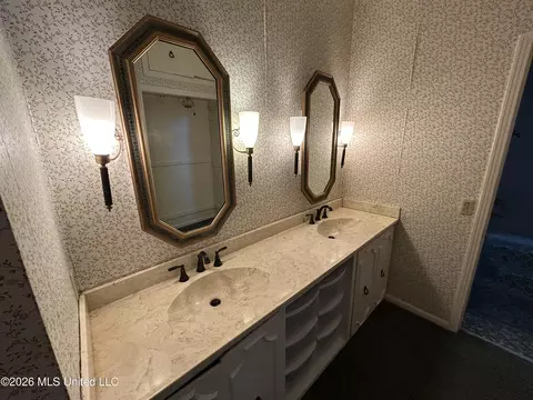 Bath - 1424 E Northside Dr, Jackson, MS 39211 photo 3 of 6