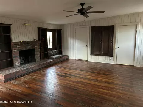 Living - 1424 E Northside Dr, Jackson, MS 39211 photo 2 of 6