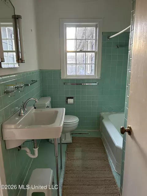 Bath - 1424 E Northside Dr, Jackson, MS 39211 photo 6 of 6