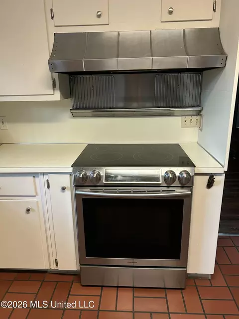 Kitchen - 1424 E Northside Dr, Jackson, MS 39211 photo 3 of 5