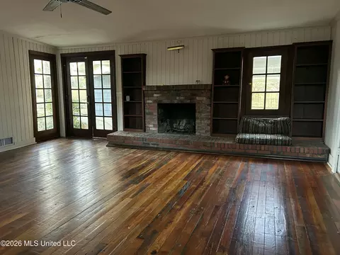 Living - 1424 E Northside Dr, Jackson, MS 39211 photo 1 of 6