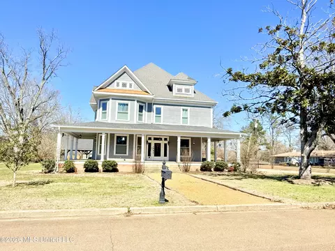 318 W Chestnut St, Charleston, MS 38921