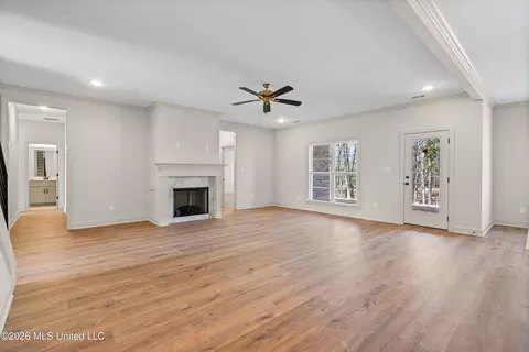 Living - 1368 Crk Hvn Dr, Hernando, MS 38632 photo 2 of 3