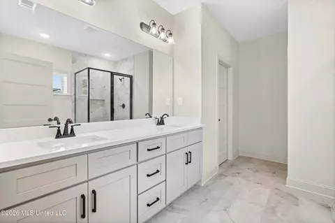 Bath - 1368 Crk Hvn Dr, Hernando, MS 38632 photo 1 of 4