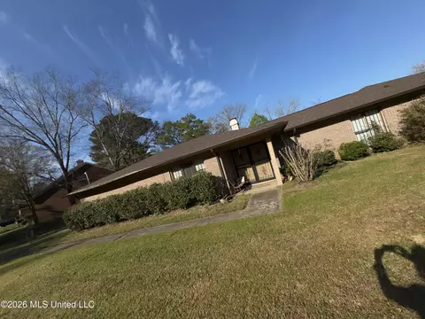 211 Swan Lake Dr, Jackson, MS 39212