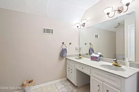 Bath - 8140 Oakleaf Cir, Olive Branch, MS 38654 photo 5 of 5