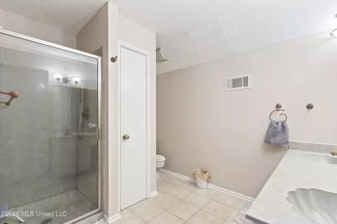 Bath - 8140 Oakleaf Cir, Olive Branch, MS 38654 photo 4 of 5