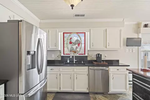 Kitchen - 8140 Oakleaf Cir, Olive Branch, MS 38654 photo 2 of 3