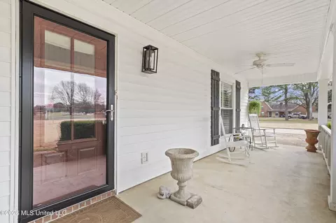 Exterior - 8140 Oakleaf Cir, Olive Branch, MS 38654 photo 4 of 9