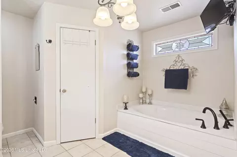 Bath - 8140 Oakleaf Cir, Olive Branch, MS 38654 photo 2 of 5