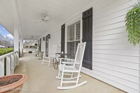 Exterior - 8140 Oakleaf Cir, Olive Branch, MS 38654 photo 3 of 9