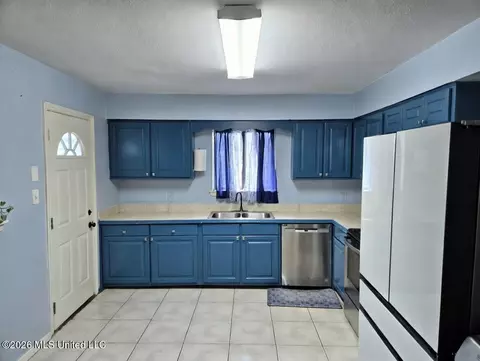 Kitchen - 1074 Windrose Dr, Brandon, MS 39047 photo 2 of 2