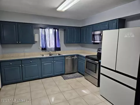Kitchen - 1074 Windrose Dr, Brandon, MS 39047 photo 1 of 2