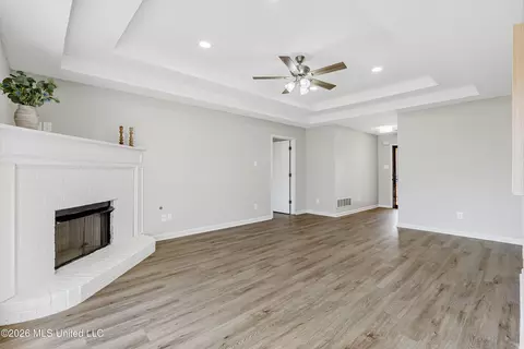 Living - 6716 S Branch Rd, Olive Branch, MS 38654 photo 2 of 4