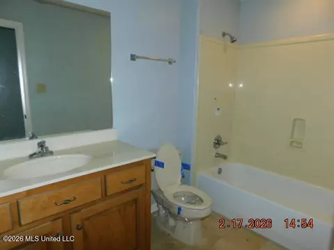 Bath - 9090 Sandy Dr, Olive Branch, MS 38654 photo 1 of 5