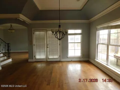 Living - 9090 Sandy Dr, Olive Branch, MS 38654 photo 2 of 6