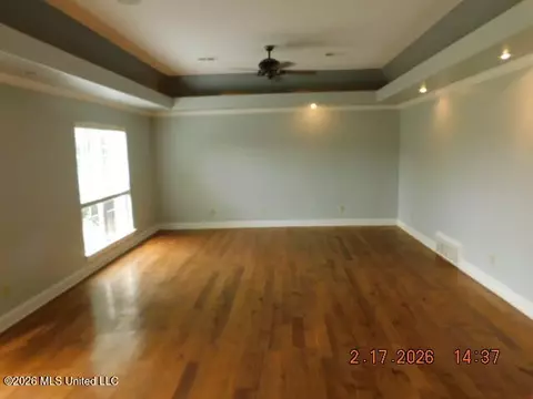 Living - 9090 Sandy Dr, Olive Branch, MS 38654 photo 3 of 6