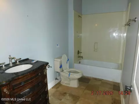Bath - 9090 Sandy Dr, Olive Branch, MS 38654 photo 2 of 5