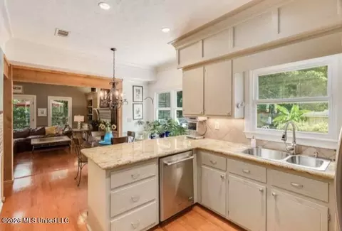 Kitchen - 512 Dixton Dr, Brandon, MS 39047 photo 4 of 4