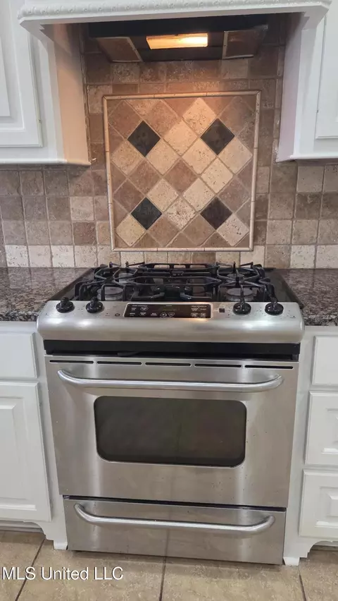 Kitchen - 539 Turtle Ln, Brandon, MS 39047 photo 5 of 6
