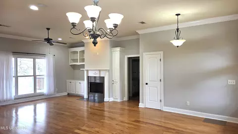 Living - 539 Turtle Ln, Brandon, MS 39047 photo 2 of 5