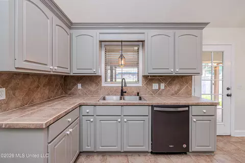Kitchen - 107 Memory Ln, Madison, MS 39110 photo 2 of 4