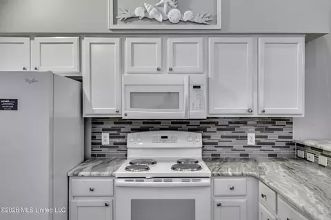 Kitchen - 1102 Gerrits Lndg, Brandon, MS 39047 photo 4 of 5
