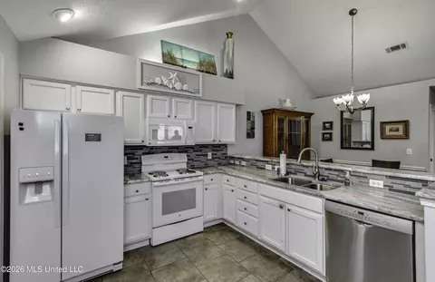 Kitchen - 1102 Gerrits Lndg, Brandon, MS 39047 photo 2 of 5