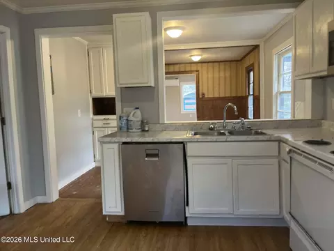 Kitchen - 5552 Terry Rd, Jackson, MS 39272 photo 1 of 2