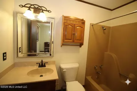 Bath - 1809 Wansley Rd, Laurel, MS 39443 photo 1 of 2