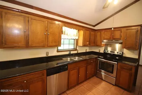 Kitchen - 1809 Wansley Rd, Laurel, MS 39443 photo 2 of 4