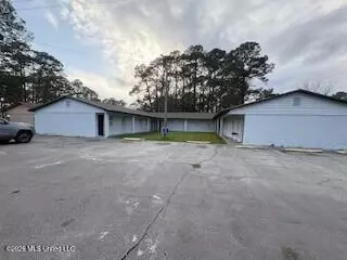 6525 Jasmine St, Moss Point, MS 39563