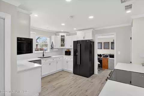 Kitchen - 67163 E Diamondhead Dr, Diamondhead, MS 39525 photo 4 of 6