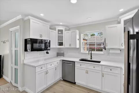 Kitchen - 67163 E Diamondhead Dr, Diamondhead, MS 39525 photo 5 of 6