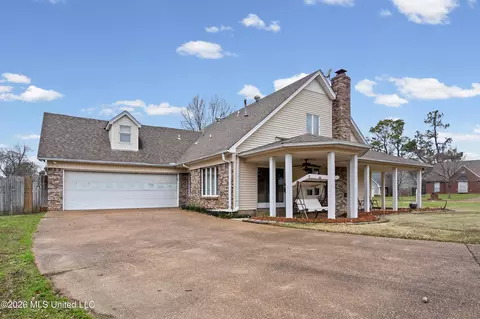 1225 N Five Oaks Dr, Southaven, MS 38671