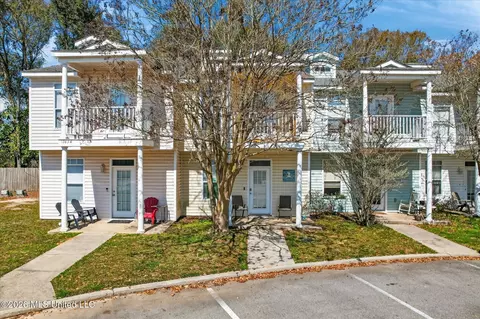 1283 Century Oaks Dr #B, Gulfport, MS 39507