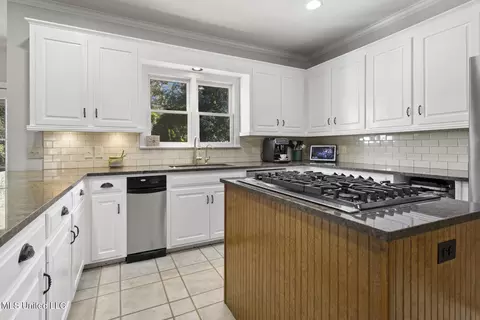 Kitchen - 5134 Canton Heights Dr, Jackson, MS 39211 photo 5 of 6