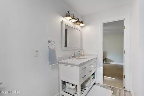 Bath - 5134 Canton Heights Dr, Jackson, MS 39211 photo 6 of 7