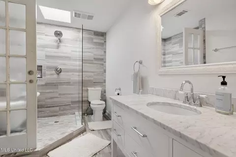 Bath - 5134 Canton Heights Dr, Jackson, MS 39211 photo 4 of 7