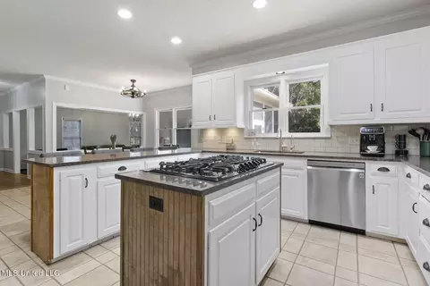 Kitchen - 5134 Canton Heights Dr, Jackson, MS 39211 photo 3 of 6