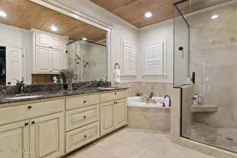 Bath - 5134 Canton Heights Dr, Jackson, MS 39211 photo 2 of 7