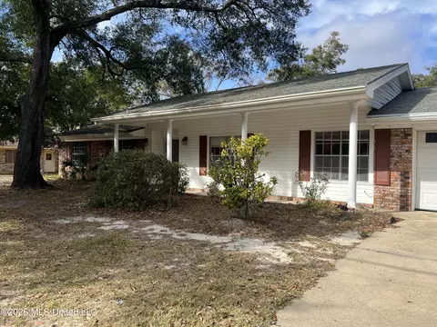 2530 Old Bay Rd, Biloxi, MS 39531