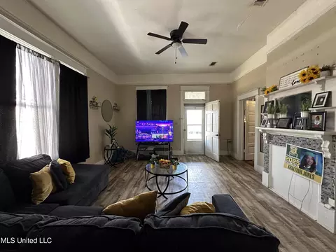 Living - 115 Scott St, Mccomb, MS 39648 photo 5 of 5