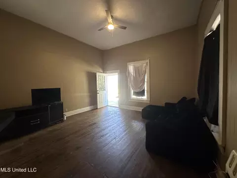 Living - 115 Scott St, Mccomb, MS 39648 photo 2 of 5