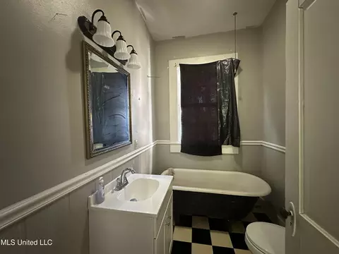 Bath - 115 Scott St, Mccomb, MS 39648 photo 2 of 3